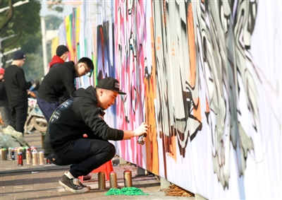 江南城區(qū)臨沅路上，涂鴉愛好者正在進(jìn)行街頭涂鴉藝術(shù)創(chuàng)作
