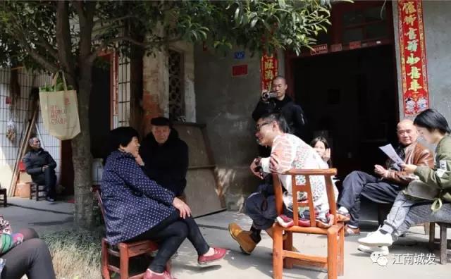 △ 趙明——“這次創(chuàng)作強(qiáng)調(diào)在地性、紀(jì)念性與參與性。我們針對(duì)問卷，以外來人的身份，來介入、想象生活在此地的居民，他們發(fā)生的故事和曾經(jīng)的生活狀態(tài)。”