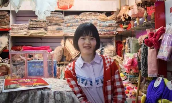 “就算現(xiàn)在橋南市場的經(jīng)濟一直在后退，可我覺得它是永遠(yuǎn)不會倒閉的?！保v